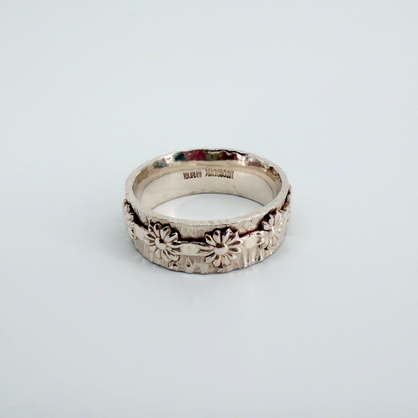 Vintage 1969 Birmingham Sterling Silver Flower Band Ring – Size T 1/2 - image 3