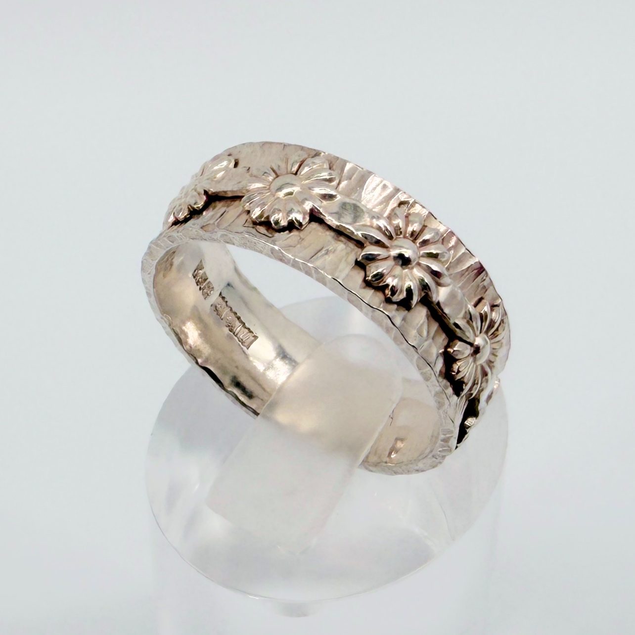 Vintage 1969 Birmingham Sterling Silver Flower Band Ring – Size T 1/2 - image 6
