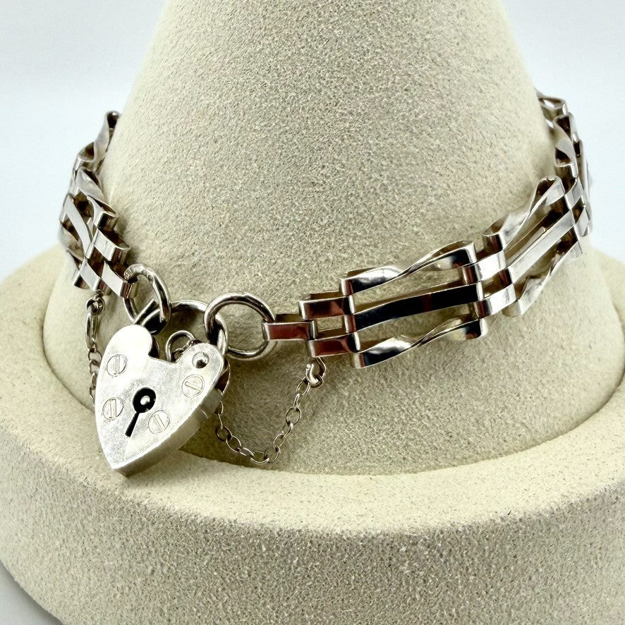 Vintage Sterling Silver Gate Link Bracelet – London 1976 – Heart Padlock