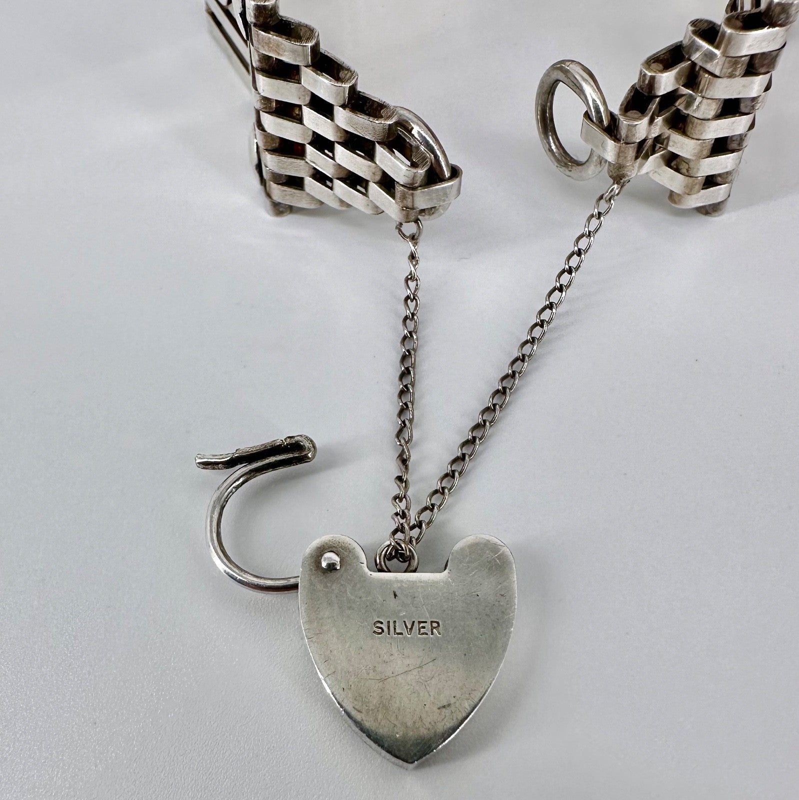 Vintage Sterling Silver Gate Link Heart Bracelet – Hallmarked London 1978