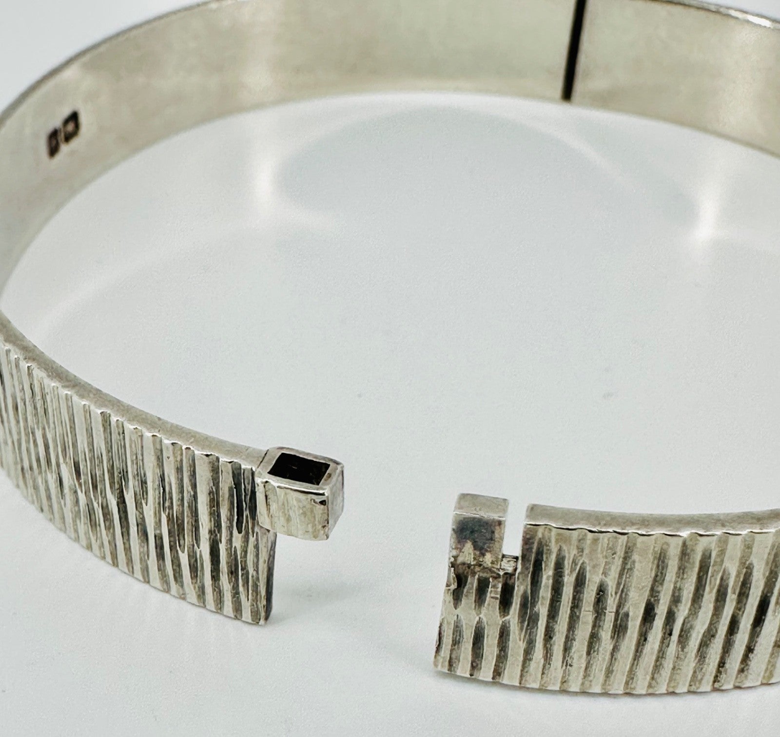 Vintage Sterling Silver Hinged Bangle – Birmingham 1975 Bracelon Ltd
