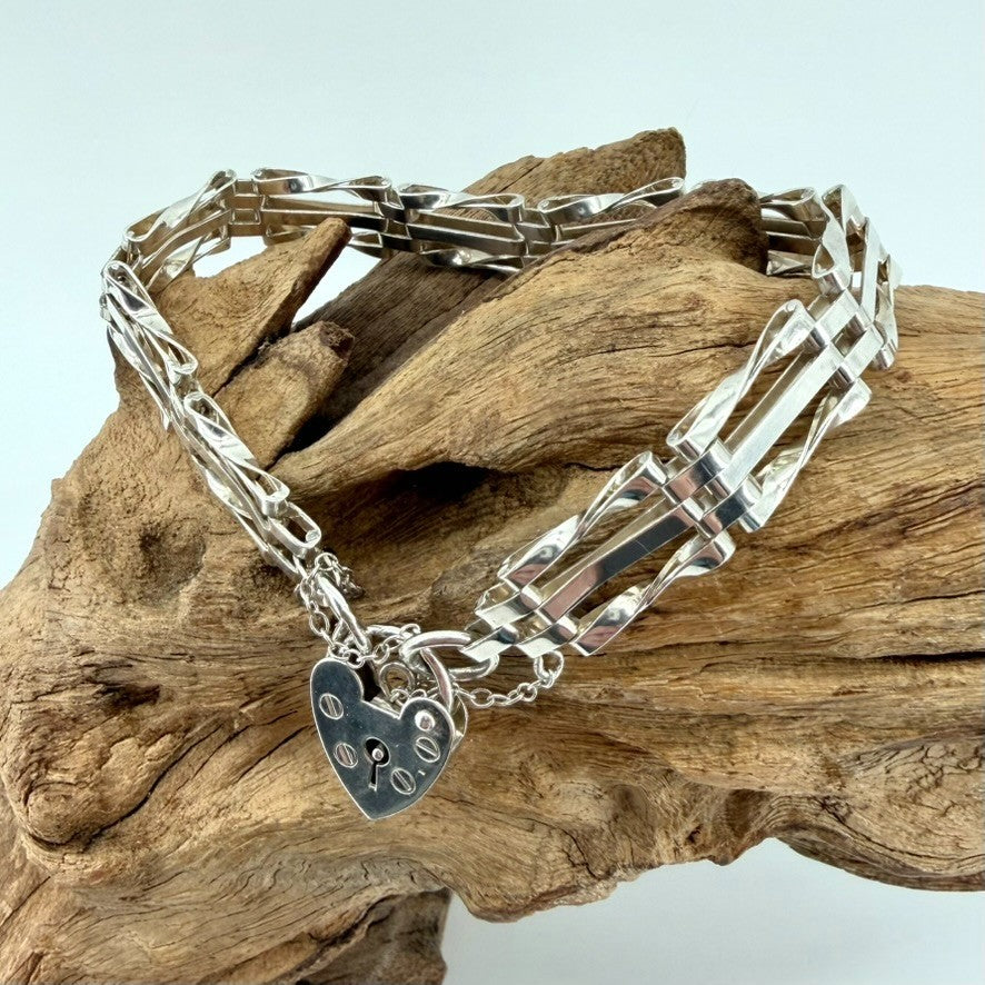 Vintage Sterling Silver Gate Link Bracelet – London 1976 – Heart Padlock