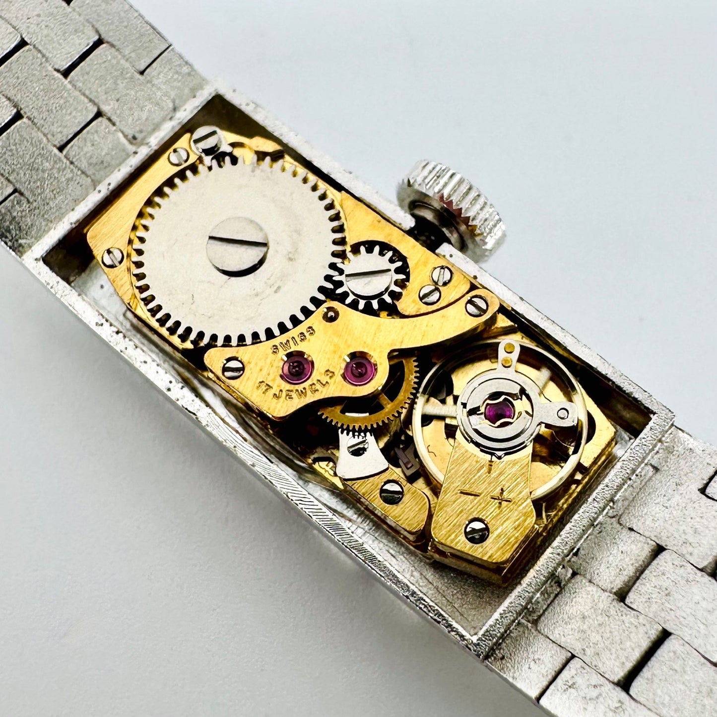 Vintage Ladies Avia Wristwatch – Swiss Made, 17 Jewels, Hand-Wind - FHF 59-21