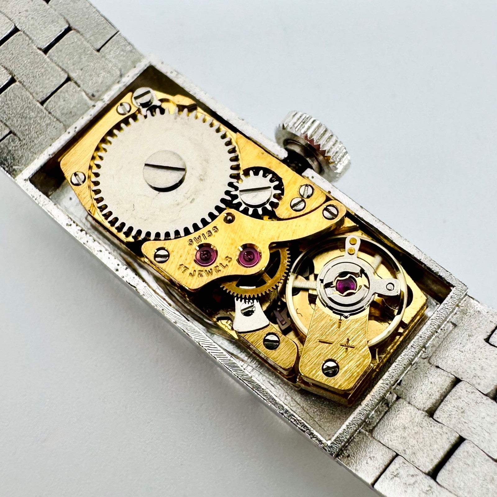 Vintage Ladies Avia Wristwatch – Swiss Made, 17 Jewels, Hand-Wind - FHF 59-21