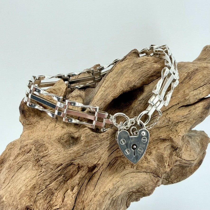 Vintage Sterling Silver Gate Link Bracelet – London 1976 – Heart Padlock