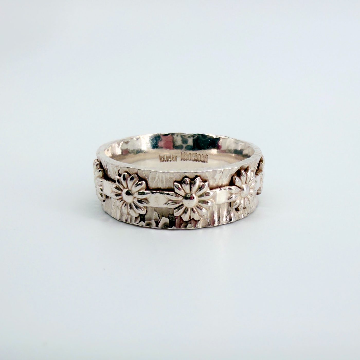 Vintage 1969 Birmingham Sterling Silver Flower Band Ring – Size T 1/2 - image 2